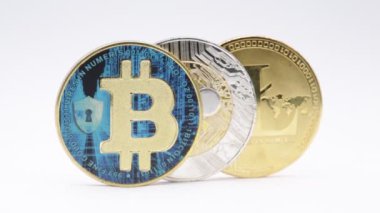 satır farklı cryptocurrency sikke beyaz yüzey üzerinde yakın çekim görüntüleri