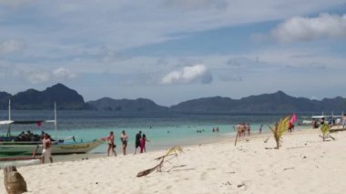 Coron, Filipinler - Yaklaşık Aralık 2016 - tekneler in yakınındaki güzel plajda kimliği belirsiz insanlar