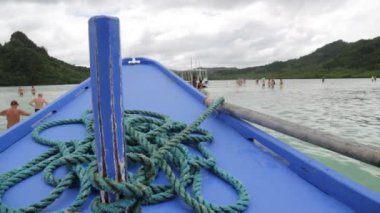 Filipinler 'de denizde bir tekne insanlar ve turistler