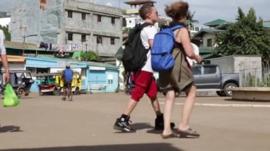 Coron, Filipinler - Yaklaşık Aralık 2016 - şehir merkezinde trafik sıkışıklığı yürüyen ve motosiklet sürme kimliği belirsiz insanlar 