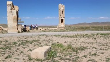 turistler Pasargad eski tapınak İran'ın görüntülerini