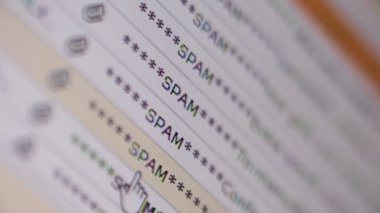 bilgisayar ekranında görüntülenen spam e-posta mektup yığınını yakın çekim görüntüleri