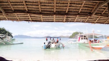 Filipinler 'de denizde bir tekne insanlar ve turistler