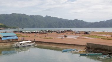 Coron, Filipinler - Yaklaşık Aralık 2016 - tanımlanamayan tekne ve araba bir çatıdan kaydedici
