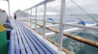 bir tekne ve Filipinler tepe binmek