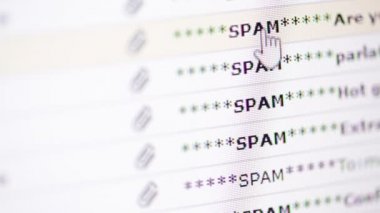 bilgisayar ekranında görüntülenen spam e-posta mektup yığınını yakın çekim görüntüleri