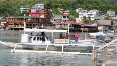 Coron, Filipinler - Yaklaşık Aralık 2016 - köy iskelesi yakınındaki teknelerde kimliği belirsiz kişiler