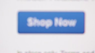 web sitesi arayüzü ile monitör ekranının yakın çekim görüntüleri