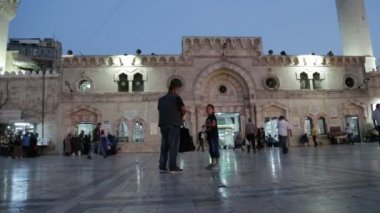 turistler ve dualar Amman, Ürdün eski cami dışında yürüyüş