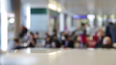 bekleyen ve Havaalanı kapıdan içeri yürüyüş insanların bulanık görünüm