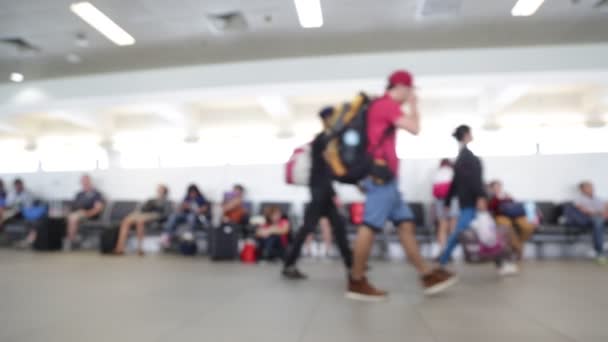 Vista Offuscata Persone Attesa Piedi All Interno Cancello Dell Aeroporto — Video Stock