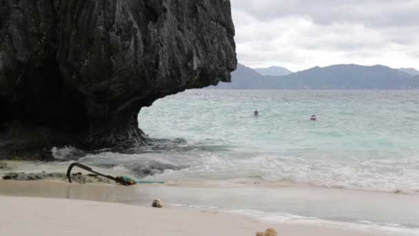 Les Gens Détendre Sur Plage Sable Près Des Collines Rocheuses — Video