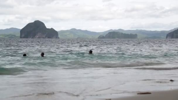 Persone Che Rilassano Sulla Spiaggia Sabbiosa Vicino Colline Rocciose Nelle — Video Stock