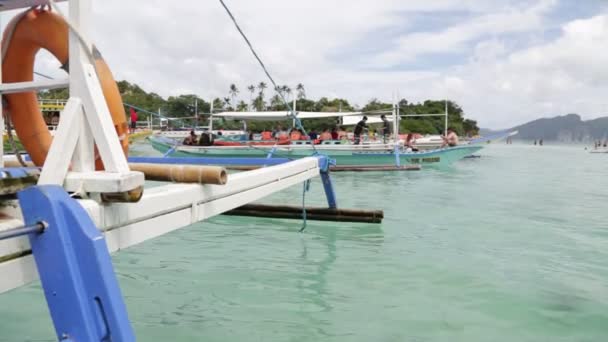 Barcos Com Pessoas Água Com Montanhas Fundo — Vídeo de Stock