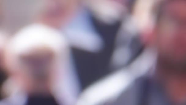 vue floue de la foule de personnes marchant dans la rue 