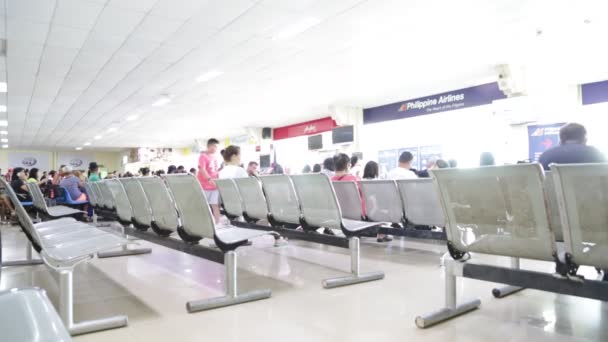 Personas Esperando Caminando Dentro Puerta Del Aeropuerto — Vídeos de Stock