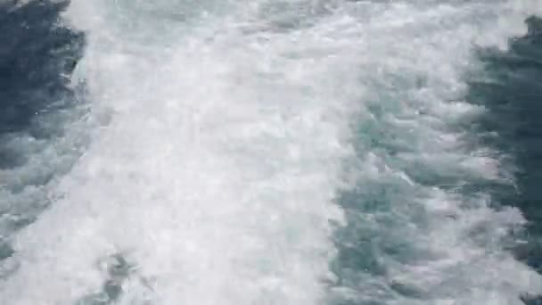 vue à grand angle des vagues en mer 