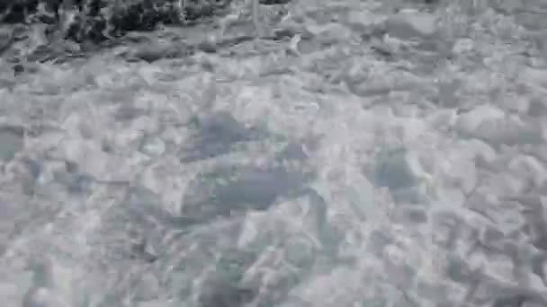 vue à grand angle des vagues en mer 