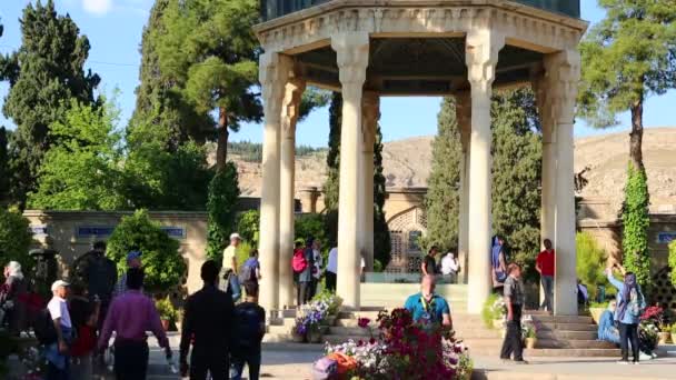 Turistas Caminando Cerca Tumba Del Poeta Persa Irán — Vídeo de stock