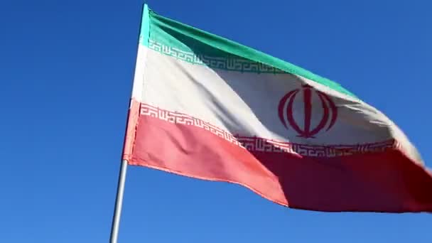 Die Iranische Flagge Weht Wind Gegen Den Blauen Himmel — Stockvideo