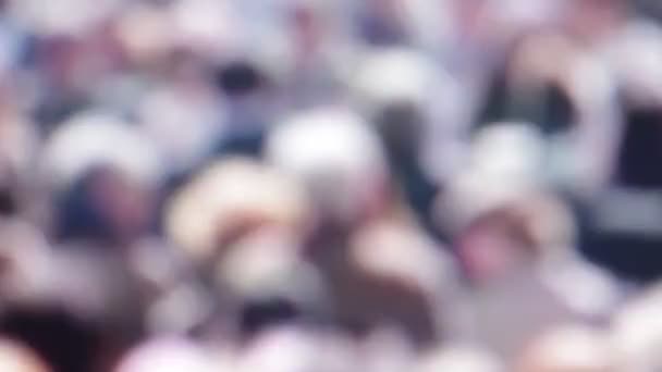 vue floue de la foule de personnes marchant dans la rue 