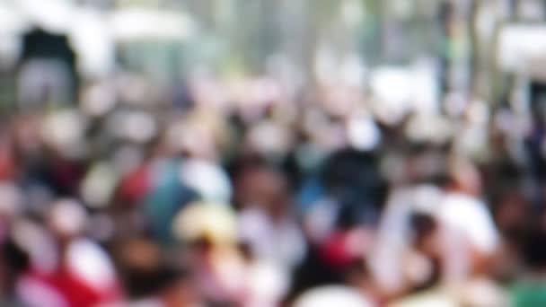 vue floue de la foule de personnes marchant dans la rue 
