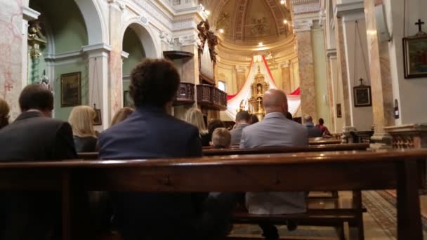 Talya Kilise Içinde Düğün Töreninde Insanlar — Stok video