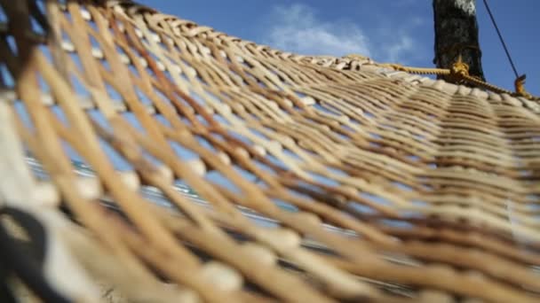 Primo Piano Del Hammock Vicino Alla Spiaggia Dell Oceano Giorno — Video Stock