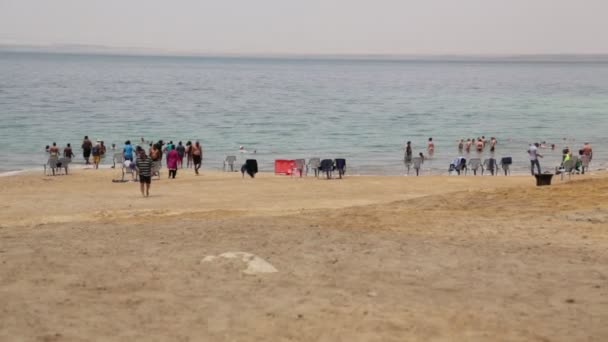 Güzel Kumlu Plajda Zaman Geçiren Insanların Manzara Görüntüleri — Stok video