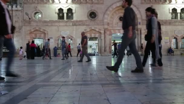 Turisti Preghiere Piedi Fuori Vecchia Moschea Amman Giordania — Video Stock