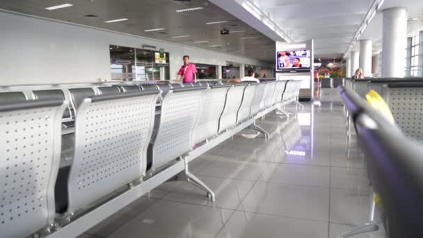 Personas Esperando Caminando Dentro Puerta Del Aeropuerto — Vídeos de Stock