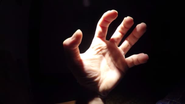 黒い背景に身振りで示す男性の手のクローズ アップ映像 — ストック動画
