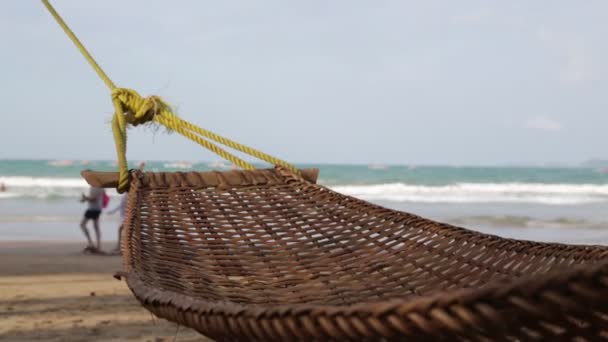 Amaca Vicino Alla Spiaggia Dell Oceano Nella Giornata Sole — Video Stock