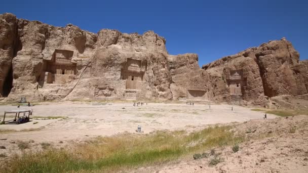 Toeristen Wandelen Buurt Van Oude Ruïnes Bij Persepolis Iran — Stockvideo