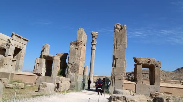 Toeristen Persepolis Oude Ruïnes Historische Bestemming Monumenten Iran — Stockvideo
