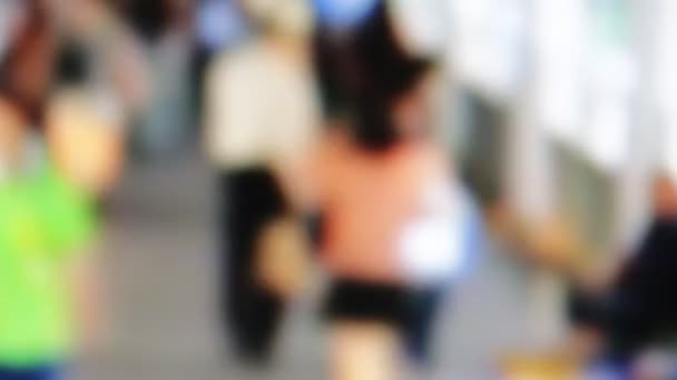 vue floue de la foule de personnes marchant dans la rue 