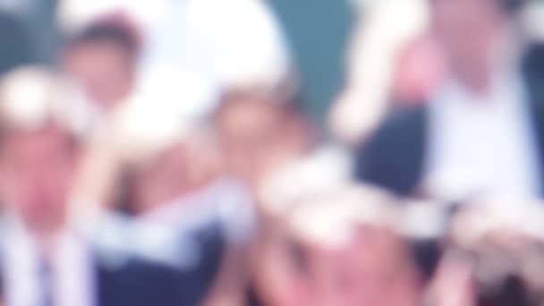 vue floue de la foule de personnes marchant dans la rue 