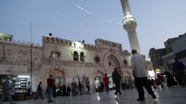 Touristes Prières Marchant Extérieur Vieille Mosquée Amman Jordanie — Video