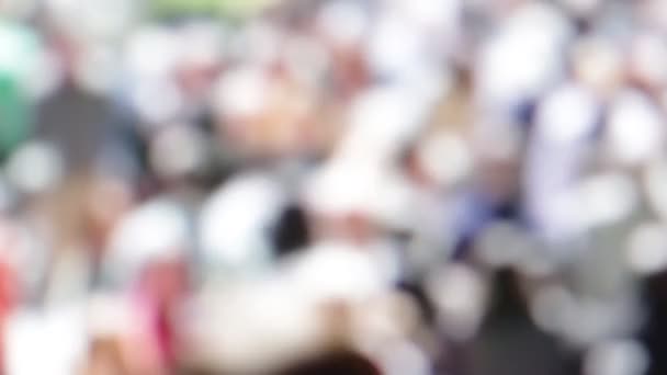 vue floue de la foule de personnes marchant dans la rue 