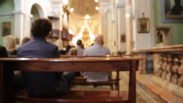 人们在意大利教堂内举行婚礼 — 图库视频影像