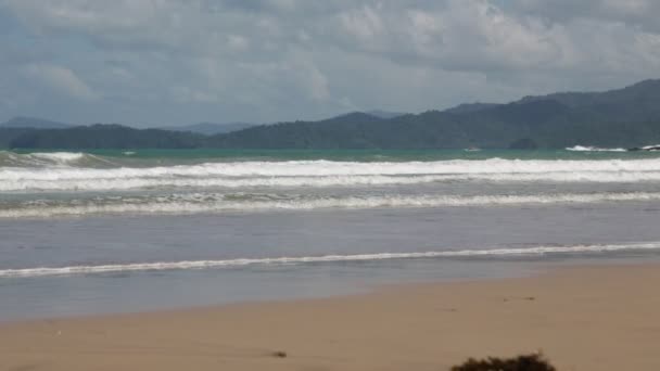 Ondas Oceano Pacífico Perto Colinas Praia Areia Filipinas — Vídeo de Stock