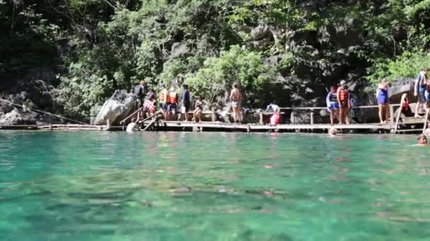 Ludzie Pływanie Nurkowanie Wulkan Jezioro — Wideo stockowe