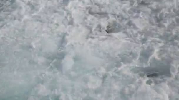 vue à grand angle des vagues en mer 