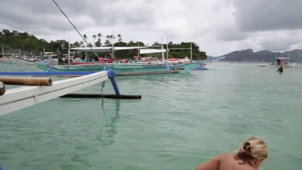 Barcos Com Pessoas Água Com Montanhas Fundo — Vídeo de Stock