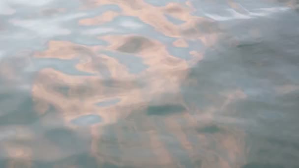 vagues et eaux réfléchissantes surface de l'océan 