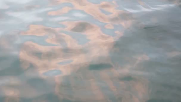 Wellen Und Reflektierende Wasseroberfläche Des Ozeans — Stockvideo