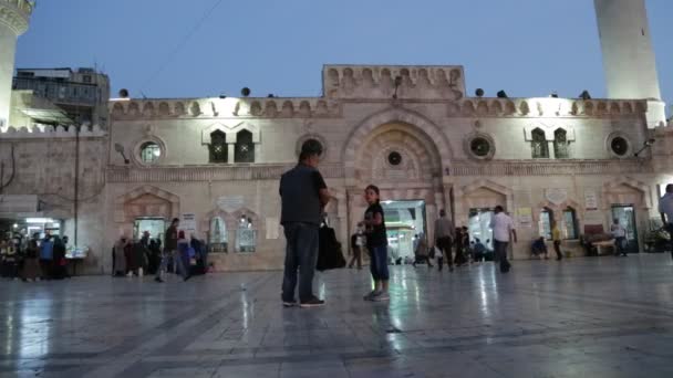 Turis Dan Doa Doa Berjalan Luar Masjid Tua Amman Jordan — Stok Video