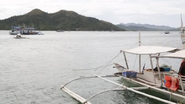 Barcos Com Pessoas Água Com Montanhas Fundo — Vídeo de Stock