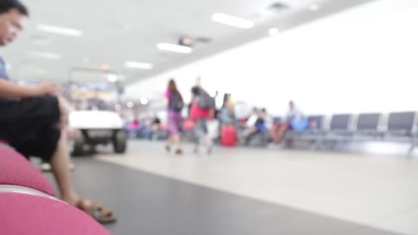 Zaburzenia Widzenia Ludzi Czeka Spacery Środku Bramy Lotniska — Wideo stockowe