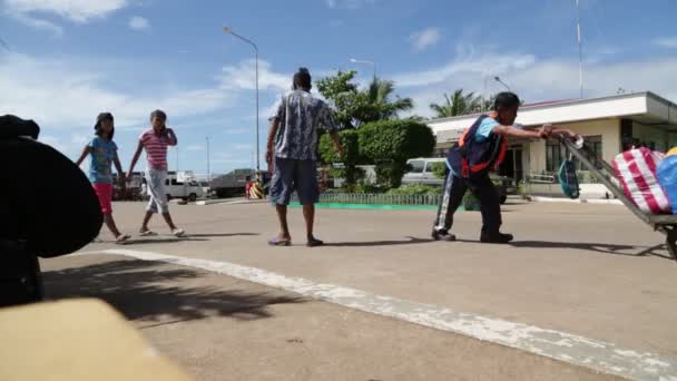 Imágenes Personas Esperando Caminando Fuera Puerta Puerto — Vídeos de Stock